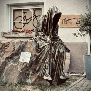 Skulptur  „Wächter der Zeit „ von Manfred Kielnhofer im BIKE STADL