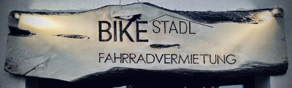 Bike Stadl Schild am Dorfplatz 40 Großkoschen