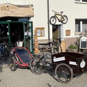 Bei uns im Bike Stadl kannst Du Familienkutschen für den Transport von bis zu 6 Kindern mieten